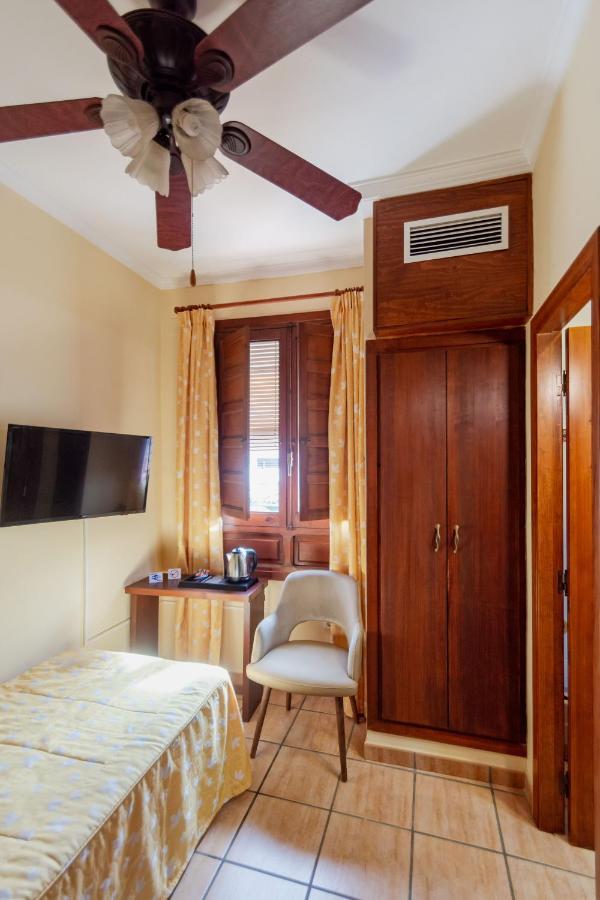 Hostal Loreto Дения Екстериор снимка